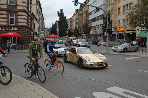 Porsche mạ vàng, nhẹ và chậm nhất thế giới